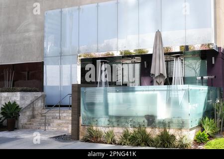 COSTA MESA, CALIFORNIA - 3 aprile 2023: Silver Trumpet Restaurant and Bar, ristorante sul lago che serve cucina locale in una sala da pranzo sofisticata con outd Foto Stock