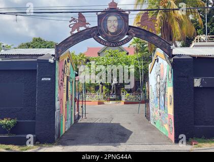 Kingston, Giamaica. 29th Mar, 2023. Su Hope Road si trova l'ingresso al Bob Marley Museum. Una statua del leggendario musicista reggae può essere vista sullo sfondo. (A dpa-Kor 'catch a Fire': Quando reggae è uscito nel mondo 50 anni fa') Credit: Nick Kaiser/dpa/Alamy Live News Foto Stock