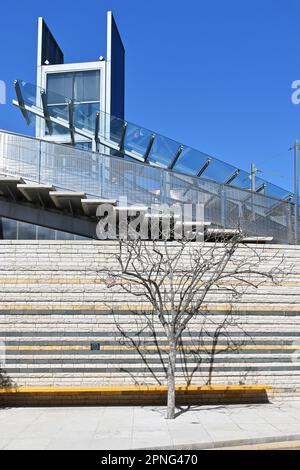 COSTA MESA, CALIFORNIA - 4 Apr 2023: Scale, albero e Escalator South Coast Plaza. Foto Stock