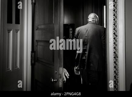 Washington, Stati Uniti. 18th Apr, 2023. Il senatore degli Stati Uniti John Fetterman (democratico della Pennsylvania) arriva al pranzo politico democratico del Senato al Campidoglio degli Stati Uniti a Washington, DC, USA, martedì 18 aprile, 2023. Foto di Rod Lamkey/CNP/ABACAPRESS.COM Credit: Abaca Press/Alamy Live News Foto Stock