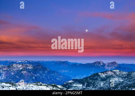 Nuvole rosse all'alba sul Berchtesgadener Hochthron, sullo sfondo le Alpi del Chiemgau, Untersberg, Berchtesgaden, Berchtesgadener Land, Upper Foto Stock