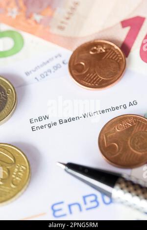 Immagine simbolica costi energetici, EnBW, contratto gas, gas, euro, banconote, monete, centesimi Foto Stock