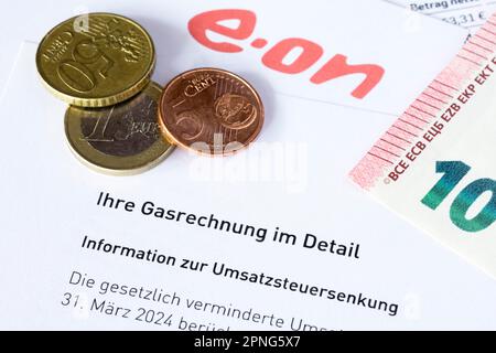 Immagine simbolica costi energetici, Eon AG, dettaglio bolletta gas, contratto gas, gas, euro, banconote, monete Foto Stock