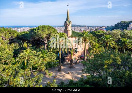 Casa Museu Gaudi, vista sulla città alla luce della sera, Parco Gueell, parco di Antoni Gaudi, Barcellona, Catalogna, Spagna Foto Stock