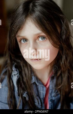 Ragazza con falsi denti vampiro Foto Stock