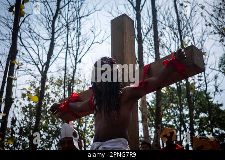 GUWAHATI, INDIA, 7 APRILE: Cristiano indiano durante la processione annuale del Venerdì Santo per riemanare la crocifissione di Gesù Cristo il 7 aprile 2023 in Foto Stock