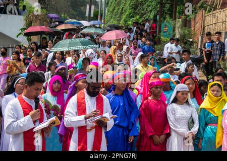 GUWAHATI, INDIA, 7 APRILE: I devoti cristiani partecipano alla processione del Venerdì Santo il 7 aprile 2023 a Guwahati, India Foto Stock