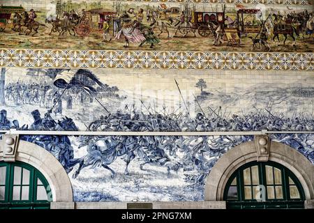 Vista di azulejos sulle pareti di interni ornati della sala degli arrivi alla stazione ferroviaria di Sao Bento a Porto, Porto, Norte, Portogallo, Europa Foto Stock