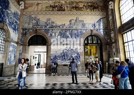 Vista di azulejos sulle pareti di interni ornati della sala degli arrivi alla stazione ferroviaria di Sao Bento a Porto, Porto, Norte, Portogallo Foto Stock