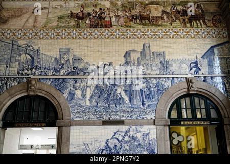 Vista di azulejos sulle pareti di interni ornati della sala degli arrivi alla stazione ferroviaria di Sao Bento a Porto, Porto, Norte, Portogallo Foto Stock