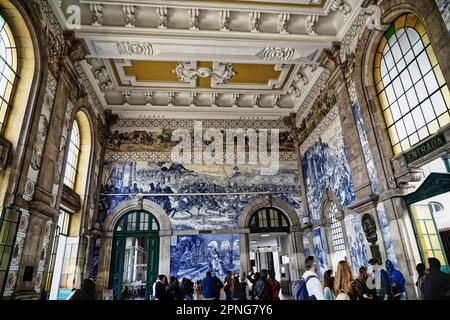 Vista di azulejos sulle pareti di interni ornati della sala degli arrivi alla stazione ferroviaria di Sao Bento a Porto, Porto, Norte, Portogallo, Europa Foto Stock