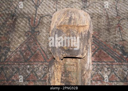 Vietnam: Scultura in legno, tomba di Jarai, Museo di Etnologia del Vietnam, Hanoi. I Jarai o Jarais sono un gruppo etnico che si trova nelle Highlands centrali del Vietnam (principalmente nelle province di Gia Lai e Kon Tum), così come nella provincia di Ratanakiri nel nord-est della Cambogia. Le tombe tradizionali di Jarai sono piccole capanne in cui sono collocati i beni del defunto. Intorno alla tomba colonne di legno sono sormontate da sculture grezze, alcune delle quali rappresentano guardiani spirituali. Foto Stock