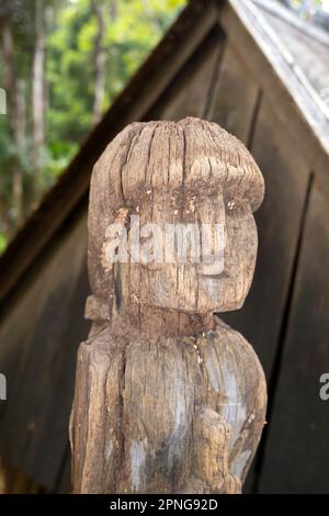 Vietnam: Scultura in legno, tomba di Jarai, Museo di Etnologia del Vietnam, Hanoi. I Jarai o Jarais sono un gruppo etnico che si trova nelle Highlands centrali del Vietnam (principalmente nelle province di Gia Lai e Kon Tum), così come nella provincia di Ratanakiri nel nord-est della Cambogia. Le tombe tradizionali di Jarai sono piccole capanne in cui sono collocati i beni del defunto. Intorno alla tomba colonne di legno sono sormontate da sculture grezze, alcune delle quali rappresentano guardiani spirituali. Foto Stock