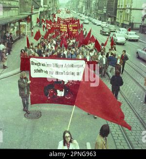 Gli incontri di persone in Germania, Europa e nel mondo creano un riflesso dell'essere umano in tutte le aree, come negli anni '60s e '70s. Dortmund. Foto Stock