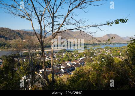 Laos: L'antica capitale reale di Luang Prabang visto dal Monte Phousi situato nel mezzo della città con il fiume Mekong sullo sfondo. Luang Prabang era precedentemente la capitale di un regno dello stesso nome. Fino all'acquisizione comunista nel 1975, fu la capitale reale e sede del governo del Regno del Laos. La città è oggi patrimonio dell'umanità dell'UNESCO. Foto Stock