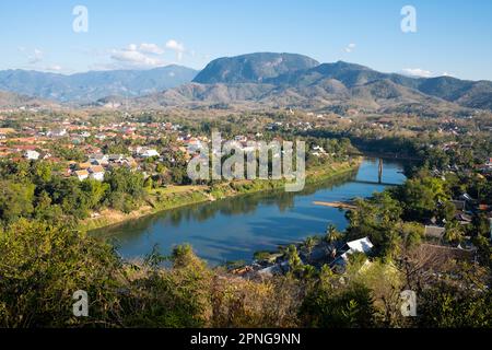 Laos: Luang Prabang e il fiume Nam Khan visto dal Monte Phousi situato nel mezzo della città. Luang Prabang era precedentemente la capitale di un regno dello stesso nome. Fino all'acquisizione comunista nel 1975, fu la capitale reale e sede del governo del Regno del Laos. La città è oggi patrimonio dell'umanità dell'UNESCO. Foto Stock