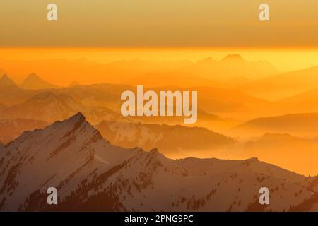 Tramonto d'oro in inverno con vista da Saentis a Pilatus nella Svizzera Centrale, Appenzell, Svizzera Foto Stock