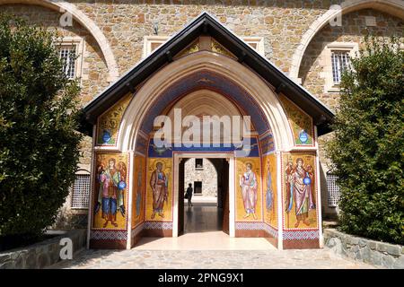 Ingresso al monastero bizantino della Vergine di Kykkos, al monastero di Kykkos, ai monti Troodos, al quartiere di Paphos, alla Repubblica di Cipro Foto Stock