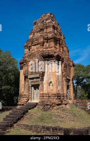 Cambogia: Una delle torri di mattoni a ovest della principale piramide centrale, Bakong, Roluos Complex, Angkor. Il Bakong è un tempio indù della fine del 9th ° secolo dedicato al dio Shiva. Mille anni fa Bakong era la caratteristica centrale della capitale di Jayavarman II, Hariharalaya. E 'costruito come una montagna tempio su un tumulo artificiale circondato da un fossato e pareti recintate esterne. Bakong è il monumento più grande del gruppo Roluos di Angkor. La parte centrale di Bakong poggia sul tumulo artificiale che rappresenta il Monte Meru. Questo tumulo è circondato da otto grandi torri di mattoni. Foto Stock