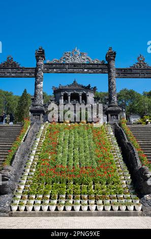 Vietnam: Fiori decorare la scala che conduce alla tomba dell'imperatore Khai Dinh, Hue. Imperatore Khải Định (8 ottobre 1885 – 6 novembre 1925) è stato il 12th imperatore della dinastia Nguyễn in Vietnam. Il suo nome alla nascita era il principe Nguyễn Phúc Bửu Đảo. Era figlio dell'imperatore Đồng Khánh, ma non gli successe subito. Regnò solo nove anni: 1916 - 1925. Hue fu la capitale imperiale della dinastia Nguyen tra il 1802 e il 1945. Le tombe di diversi imperatori si trovano in città e nei dintorni e lungo il fiume dei profumi. Hue è un sito patrimonio dell'umanità dell'UNESCO. Foto Stock