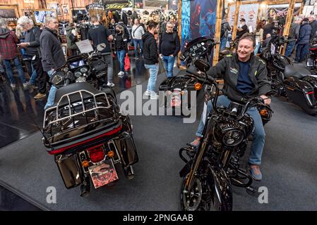 Uomo seduto su una Harley-Davidson FLHRXS Road King Special, House of Flames, Haley Davidson Motorcycles stand, iMOT International Motorbike Foto Stock