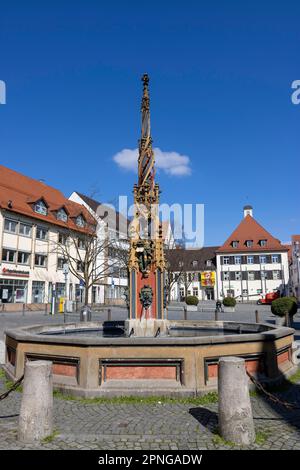 Fish box fontana di fronte al municipio di Ulm, Ulm, Baden-Wuerttemberg, Germania Foto Stock