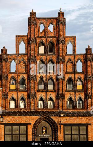 La più antica casa cittadina della città sulla piazza del mercato chiamata Alter Schede, mattoni gotici, città anseatica di Wismar, Meclemburgo-Pomerania occidentale Foto Stock