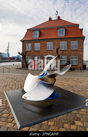 Elica timone per il porto e i rimorchiatori d'altura di fronte alla casa degli alberi, città anseatica di Wismar, Meclemburgo-Pomerania occidentale, Germania Foto Stock