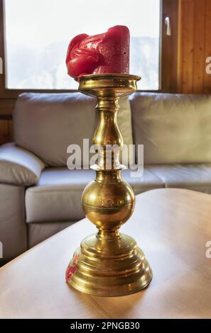 bellissimo candelabro con candele rosse primo piano Foto Stock