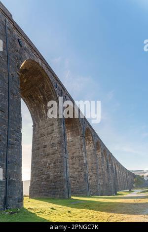 Yorkshire Dales National Park, Inghilterra; 10 aprile 2023 - una vista del viadotto Ribblehead nel Yorkshire Dales National Park, Inghilterra. Foto Stock