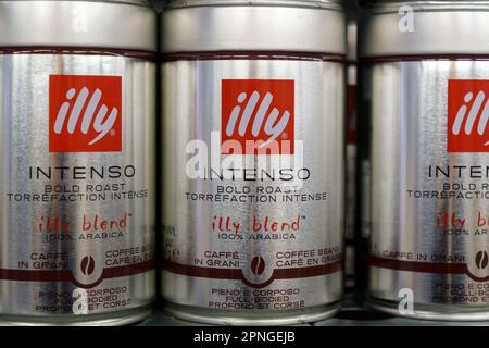 Tyumen, Russia-17 marzo 2023: Caffè macinato Illy, in mostra presso un negozio di alimentari locale. Messa a fuoco selettiva Foto Stock