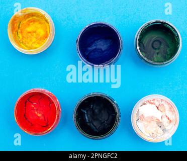 Gouache su blu. Vista dall'alto Foto Stock