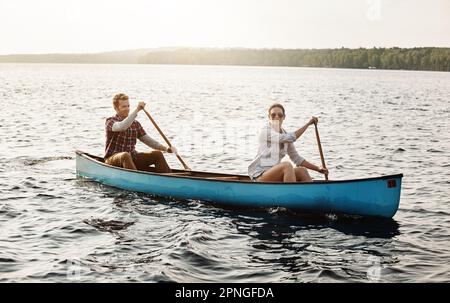 Passeggiate in canoa rilassate sul lago. Ritratto di una giovane coppia in canoa sul lago. Foto Stock