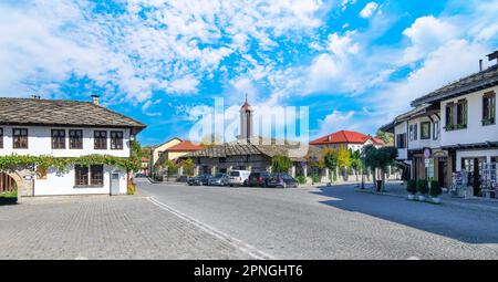 TRYAVNA, BULGARIA. Chiesa medievale bulgara di San Michele Arcangelo nella città storica di Tryavna, regione del Gabrovo Foto Stock