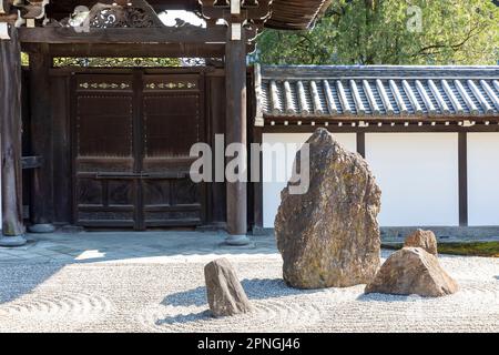 Tempio buddista Tofuku ji e giardini di lazo hojo a Kyoto, Giappone, aprile 2023, Asia, giardino in pietra e giardini zen Foto Stock