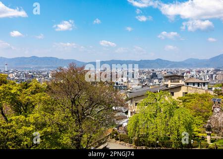 Città di Kyoto e paesaggio urbano visti dal tempio buddista Kiyomizu dera, Kyoto, Giappone, Asia, giorno di primavera 2023 Foto Stock