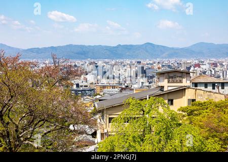 Città di Kyoto e paesaggio urbano visto dal tempio buddista dell'era Kiyomizu, Kyoto, Giappone, Asia Foto Stock