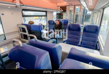 ROTTERDAM - l'interno della Intercity New Generation (ICNG) a Rotterdam Central. Il treno, adatto anche alla linea ad alta velocità e alla ferrovia belga, ha subito la sua prima prova sulla rotta Amsterdam-Rotterdam. ANP MARCO DE SWART olanda fuori - belgio fuori Foto Stock