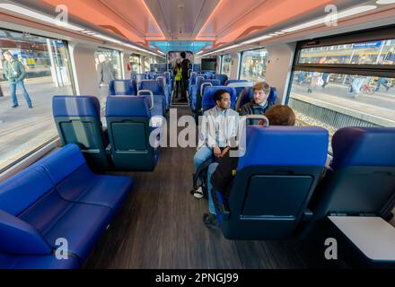 ROTTERDAM - l'interno della Intercity New Generation (ICNG) a Rotterdam Central. Il treno, adatto anche alla linea ad alta velocità e alla ferrovia belga, ha subito la sua prima prova sulla rotta Amsterdam-Rotterdam. ANP MARCO DE SWART olanda fuori - belgio fuori Foto Stock