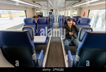 ROTTERDAM - l'interno della Intercity New Generation (ICNG) a Rotterdam Central. Il treno, adatto anche alla linea ad alta velocità e alla ferrovia belga, ha subito la sua prima prova sulla rotta Amsterdam-Rotterdam. ANP MARCO DE SWART olanda fuori - belgio fuori Foto Stock