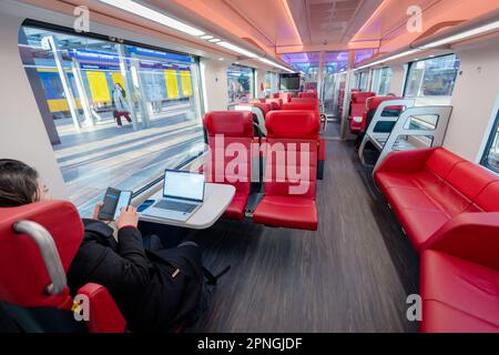 ROTTERDAM - l'interno della Intercity New Generation (ICNG) a Rotterdam Central. Il treno, adatto anche alla linea ad alta velocità e alla ferrovia belga, ha subito la sua prima prova sulla rotta Amsterdam-Rotterdam. ANP MARCO DE SWART olanda fuori - belgio fuori Foto Stock