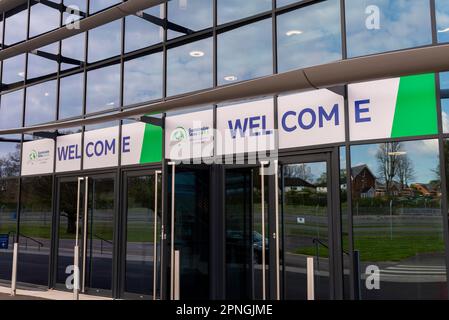 Sustainable Skies World Summit al Farnborough International Exhibition & Conference Centre, Regno Unito. Ingresso e cartello di benvenuto Foto Stock