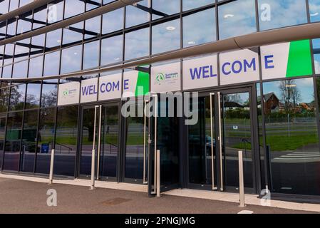 Sustainable Skies World Summit al Farnborough International Exhibition & Conference Centre, Regno Unito. Ingresso e cartello di benvenuto Foto Stock