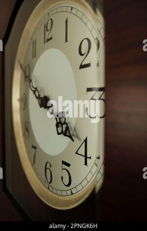 Orologio del nonno che mostra quarto a quattro Foto Stock