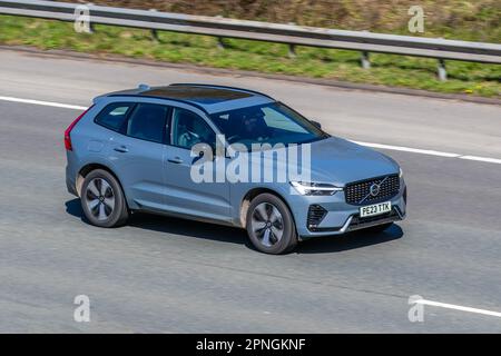 2023 Volvo XC60 + T6 ricarica AWD Autoricarica T6 350 253+145 Twin Engine 18,8Kwh PHEV Start/Stop Grey Car SUV Hybrid Electric 1969 cc Foto Stock