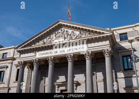 Congresso dei deputati di Spagna, Madrid. Facciata principale. Nota anche come Las Cortes è la sede del Parlamento spagnolo Foto Stock