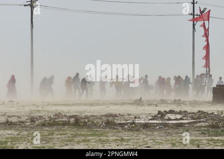 Prayagraj. 18th Apr, 2023. La gente cammina in mezzo a una tempesta di polvere nel distretto di Prayagraj dello stato settentrionale dell'India di Utttar Pradesh 18 aprile 2023. Credit: Str/Xinhua/Alamy Live News Foto Stock