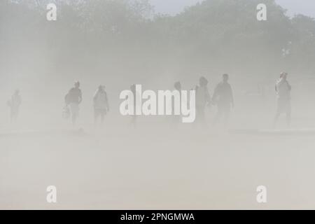 Prayagraj. 18th Apr, 2023. La gente cammina in mezzo a una tempesta di polvere nel distretto di Prayagraj dello stato settentrionale dell'India di Utttar Pradesh 18 aprile 2023. Credit: Str/Xinhua/Alamy Live News Foto Stock