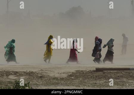 Prayagraj. 18th Apr, 2023. La gente cammina in mezzo a una tempesta di polvere nel distretto di Prayagraj dello stato settentrionale dell'India di Utttar Pradesh 18 aprile 2023. Credit: Str/Xinhua/Alamy Live News Foto Stock