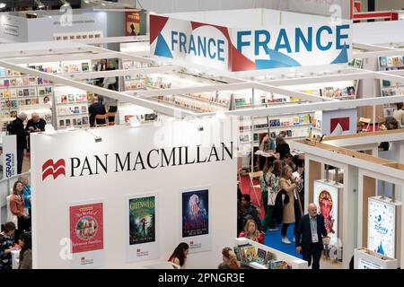 Lo stand Pan Macmillan durante il primo giorno della London Book Fair presso l'Olympia Exhibition Hall di Hammersmith, il 18th aprile 2023, a Londra, Inghilterra. La fiera internazionale del libro di Londra (LBF), che si svolge tre giorni, è una fiera annuale del settore editoriale e la più grande fiera di primavera del libro d'Europa, che attira in genere 25.000 visitatori, espositori provenienti da tutto il settore editoriale, autori che sperano che le loro idee di libro vengano commissionate e dove vengono stipulati accordi internazionali sui diritti di pubblicazione per le edizioni straniere. Foto Stock